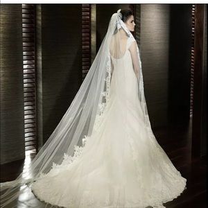 NWT Beautiful cathedral length lace an sequin veil